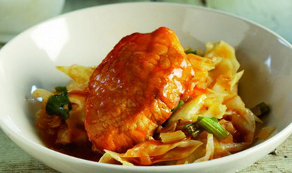 Κοτόπουλο με λάχανο κοκκινιστό στην κατσαρόλα