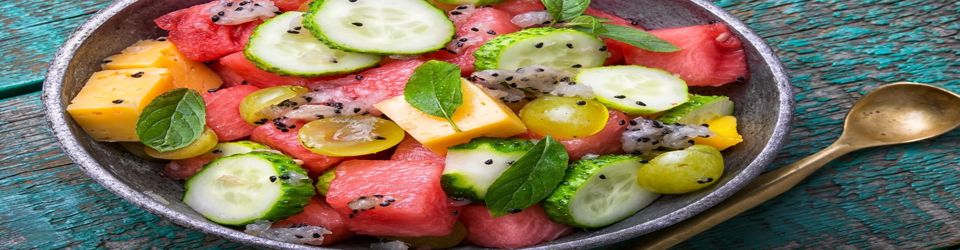 Φρουτοσαλάτα με καρπούζι σταφύλι και μάνγκο