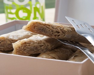 Ρολό μπακλαβά με καρύδι και ταχίνι