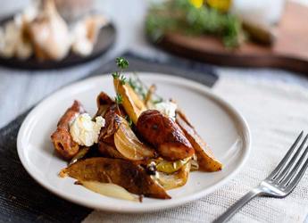 Λουκάνικα με λαχανικά στον φούρνο		