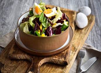 Πράσινη σαλάτα με αυγό καλαμπόκι λιαστές τομάτες και dressing μουστάρδας		