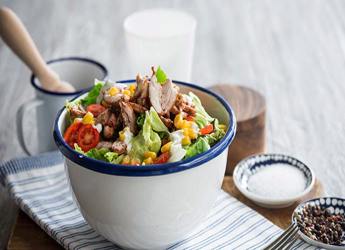 Πράσινη σαλάτα με κοτόπουλο τοματίνια καλαμπόκι και sauce raita		