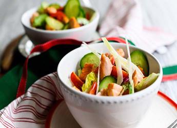 Πράσινη σαλάτα με σολομό φινόκιο αγγούρι τοματίνια και dressing με τζίντζερ		