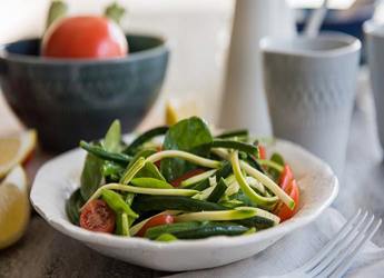 Σαλάτα με baby σπανάκι κολοκυθάκι και αμπελοφάσουλα		