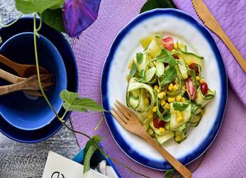 Σαλάτα με κολοκυθάκια καλαμπόκι και τοματίνια με  dressing μουστάρδας και λευκής κρέμας βαλσαμικού		