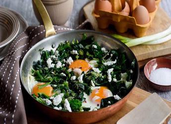 Τηγανιτά αυγά με χορταρικά και μυρωδικά		