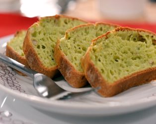 Κέικ με πέστο και κουκουνάρι		