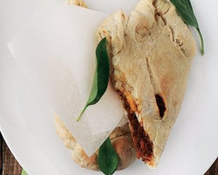 Καλτσόνε µε κιµά και βραστό αυγό