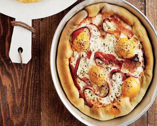 Πίτσα µε µπέικον και αυγό