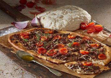 Φοκάτσια (focaccia) με κιμά κρεμμύδια και ντοματίνια