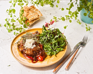 Μπριζολάκια με βαλσαμικό ξίδι και καραμελωμένα λαχανικά