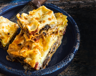 Νηστίσιμα λαζάνια με πλούσια κρέμα και σάλτσα