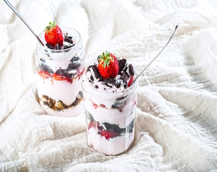 Παρφέ με μπισκότα και φράουλες