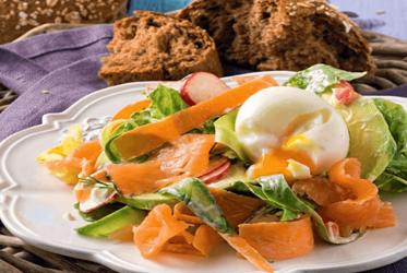 Σαλάτα με σολομό αβοκάντο και αυγό