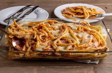 Μοσχάρι κοκκινιστό με μακαρόνια στο φούρνο