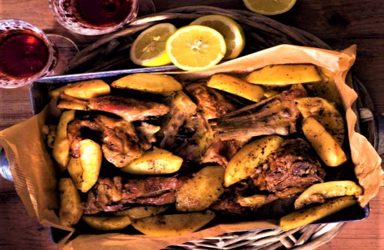 Κατσικάκι λεμονάτο με πατάτες στη γάστρα