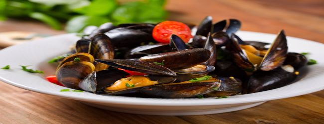 Μύδια σωτέ με σκόρδο και αρωματικά