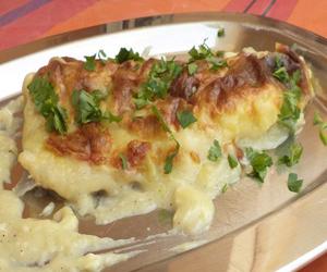 Μπακαλιάρος με κρούστα πατάτας και σκόρδου
					