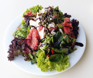 Σαλάτα με ντάκο και ξινομυζήθρα
					