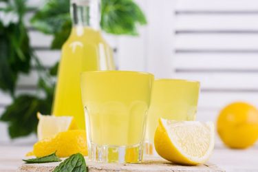 Σπιτικό λιμοντσέλο limoncello