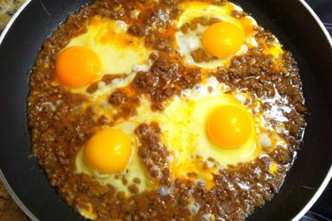 Αυγά σε σάλτσα κιμά