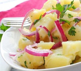 Πατατοσαλάτα με σέλερυ και βραστά λαχανικά