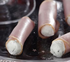 Ρολάκια λούζας γεμιστά με κρέμα από μανούρι