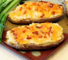 Πατάτες γεμιστές με τυρί και μπέικον