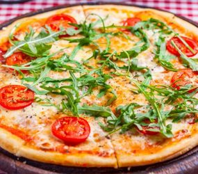 Ατομικές πίτσες με ντομάτα και ρόκα