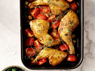 Κοτόπουλο στον φούρνο με ντομάτα, σκόρδο και θυμάρι