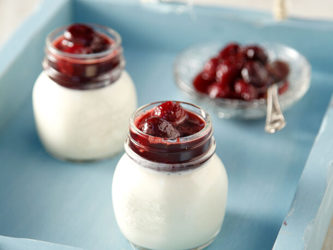 Μπαβαρουάζ γιαούρτι με τσάι και με γρήγορο γλυκό του κουταλιού βύσσινο