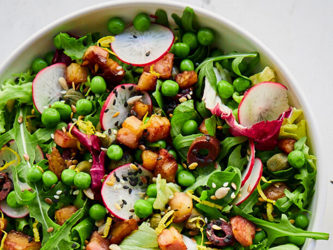 Πλούσια σαλάτα με αρακά