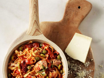 Ταλιατέλες με τόνο, ελιές και λιαστή ντομάτα