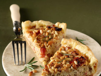 Τάρτα με κρεμμύδια, κυδώνια, αξιώτικη γραβιέρα και κουκουνάρι