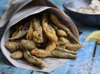 Γαύρος τηγανητός με ταραμοσαλάτα