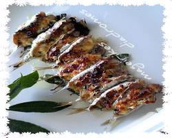 Σαρδέλες γεμιστές ψημένες σε δαφνόφυλλα