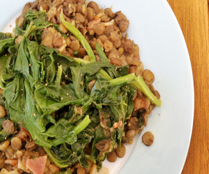 Φακές με μπέικον και σπανάκι