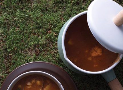 Σούπα με ρεβίθια κουνουπίδι και γάλα καρύδας