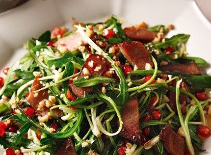 Σαλάτα σταμναγκάθι με ζεστό dressing και κρητικό απάκι