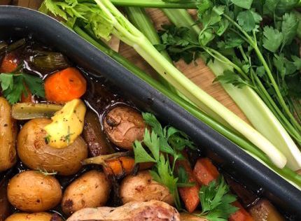 Χοιρινές μπριζόλες με baby πατάτες και βαλσαμικό