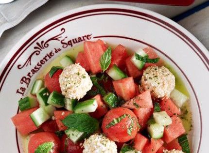 Σαλάτα με καρπούζι ντομάτα σουσαμένιες τυρομπαλίτσες και λάδι δυόσμου