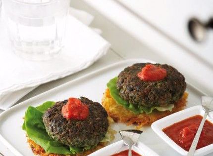 Μπιφτέκια με κιμά και σπανάκι πάνω σε τηγανίτα από πατάτες