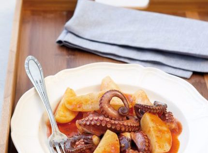 Χταπόδι κοκκινιστό με πατάτες