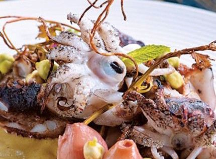 Σουπιές στη σχάρα με αμπελοβλάσταρα και σάλτσα από φρέσκα ρεβίθια