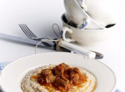 Μους τραχανά με αρνάκι κοκκινιστό