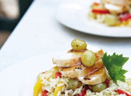 Κοτόπουλο φιλέτο με σάλτσα από άσπρο κρασί και σταφύλια