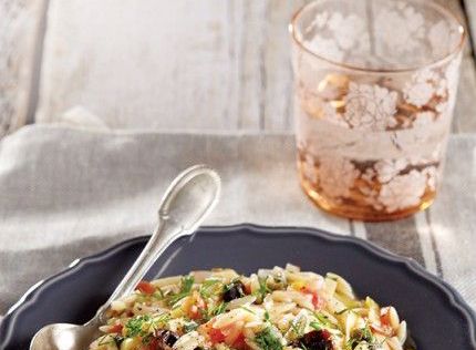 Κριθαράκι με πράσο φρέσκια ντομάτα και δαμάσκηνα