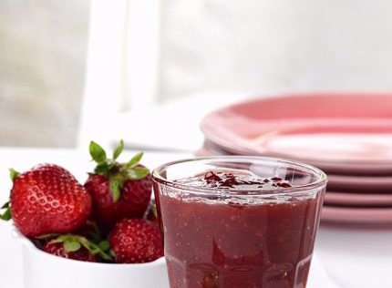 Μαρμελάδα φράουλα με τζίντζερ και αρμπαρόριζα