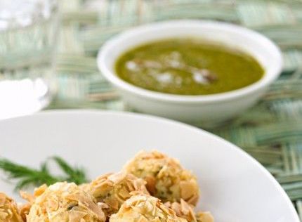Πατατοκροκέτες σε φιλέ αμυγδάλου με σάλτσα κάππαρης