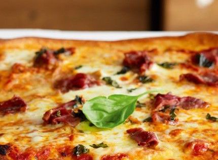 Pizza με ντομάτα προσούτο και μοτσαρέλα